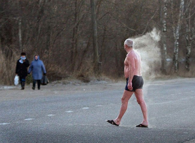 Мужчина в трусах на улице