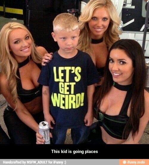 Девушка окруженная мужчинами