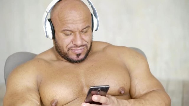 Накаченный мужик в наушниках