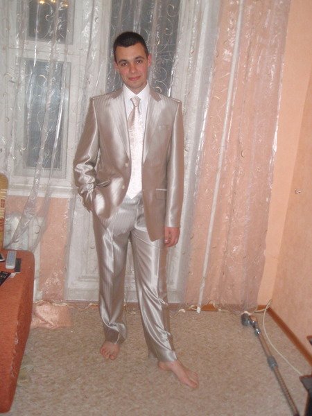 Серебристый костюм жениха