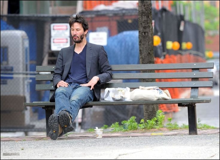 Киану Ривз на лавке