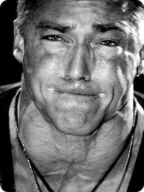 Напряженное лицо мужчины