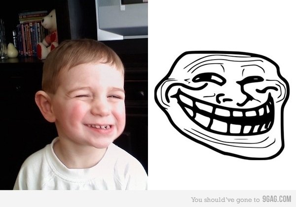 Мем с улыбаюмшишся лицом