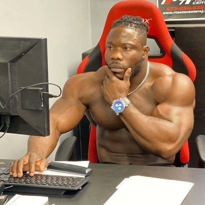 Чернокожий с компьютером