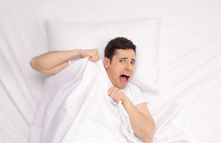 Мужчина на кровати кричит