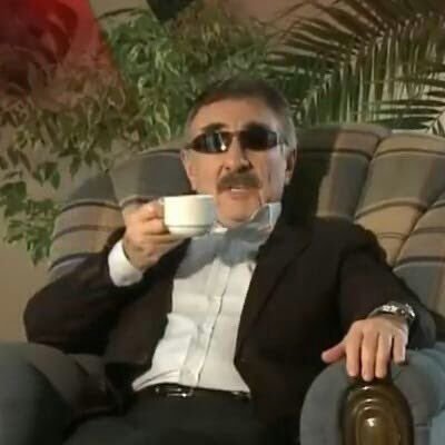 Леонид Каневский пьет чай