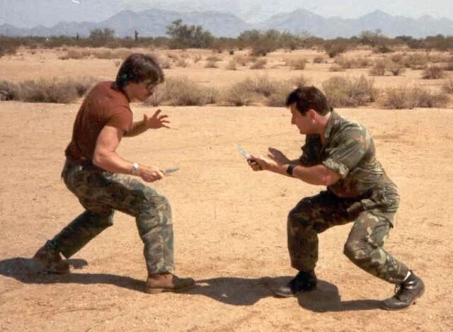 Двое дерутся на ножах Мем