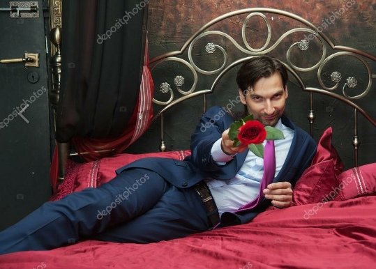 Мужчина на кровати с цветами