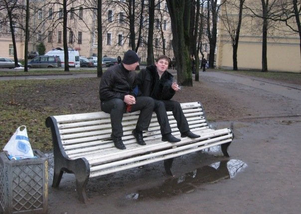 Гопники на скамейке