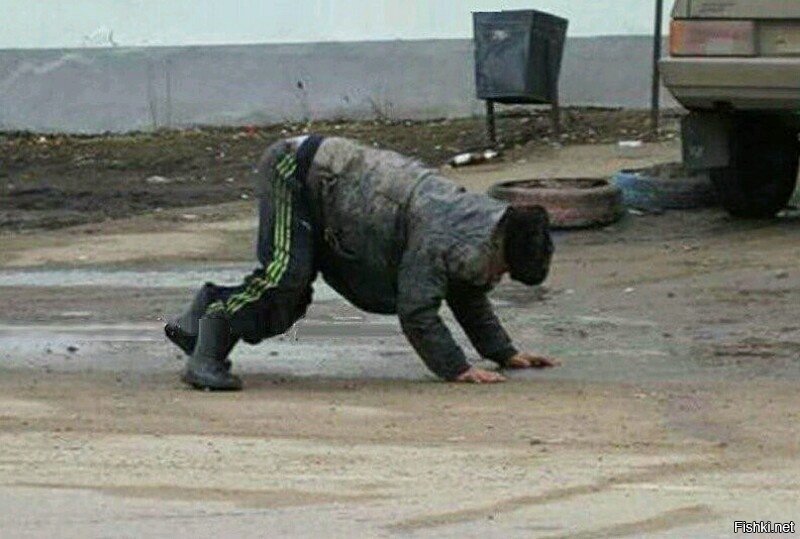 Мужик стоит на коленях