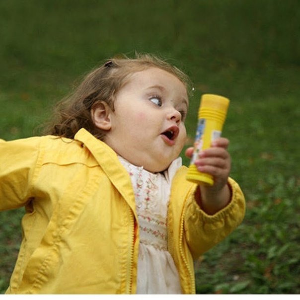 Девочка убегает