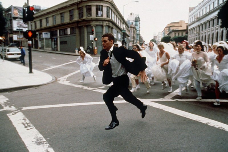 Мужчина убегает