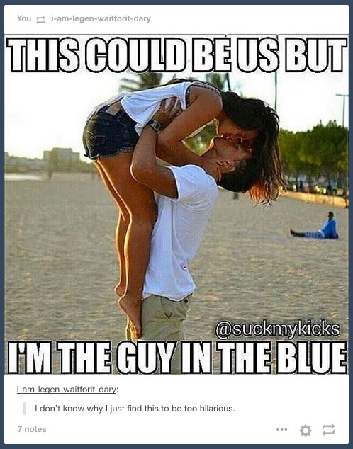 Девушка с поднятыми руками