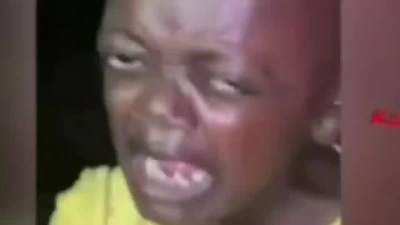 Маленький негр плачет потом смеется