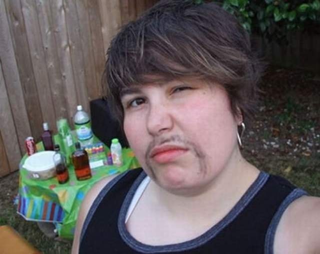 Девушка с усами