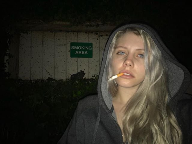 Тетка с сигаретой