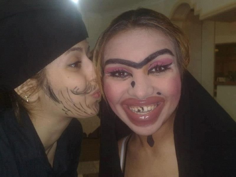 Девушка с усами и монобровью