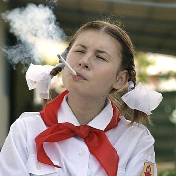 Подросток курит