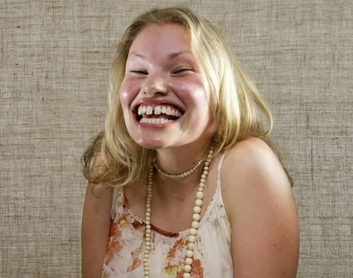 Мем страшная зубастая девочка