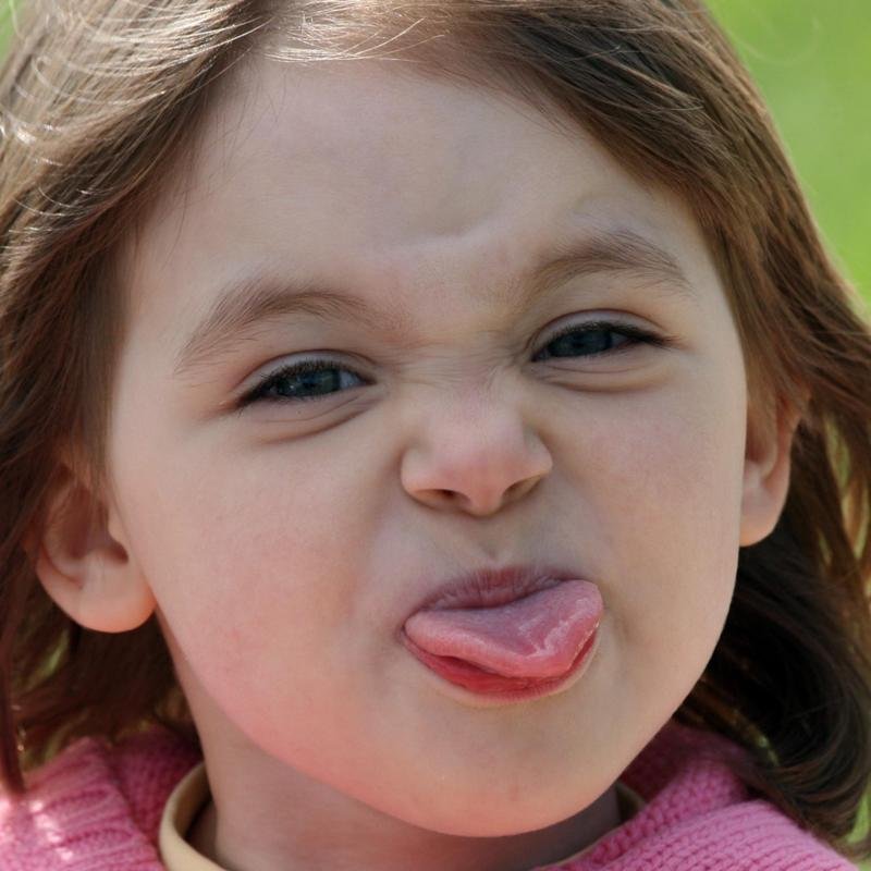 Ребенок показывает язык