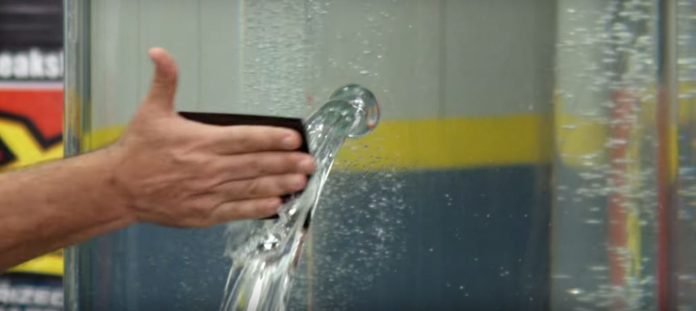 Заклеивает скотчем воду