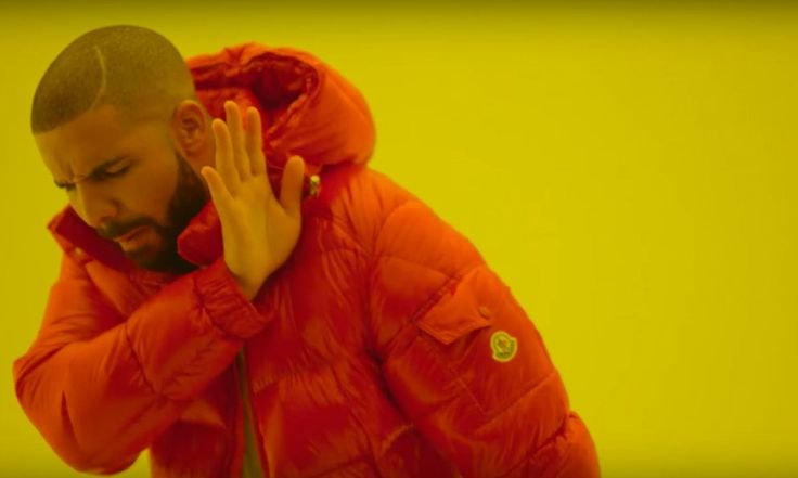 Дрейк в оранжевой куртке