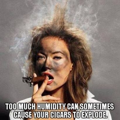 Женщина курит