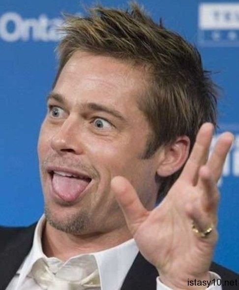 Брэд Питт показывает язык