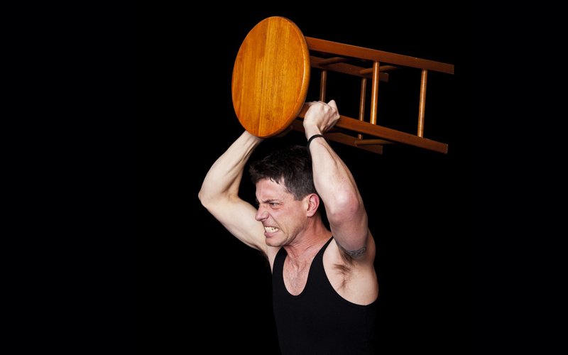 Удар табуреткой по голове