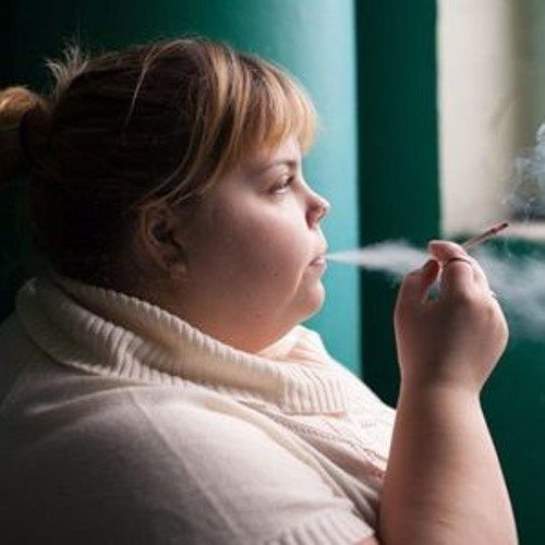 Женщина курит