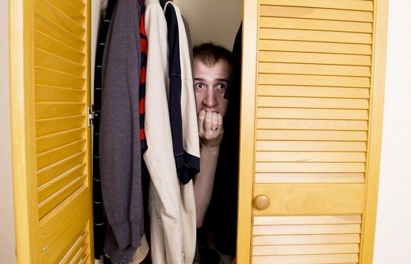 Спрятался в шкафу