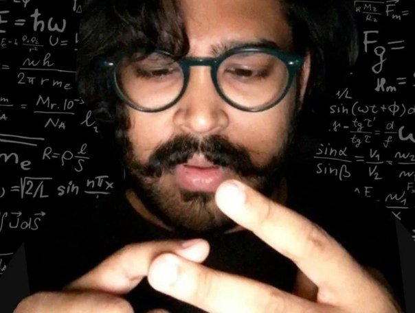 Мужик в очках считает по пальцам