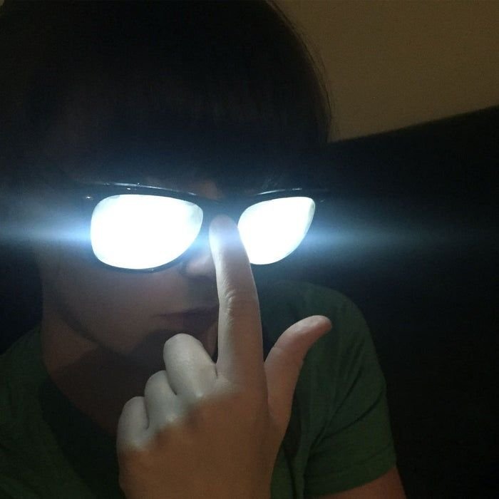 Парень со светящимися глазами