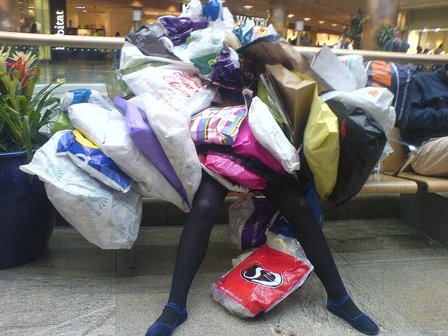 Женщина с сумкой и пакетом