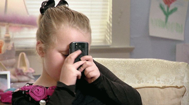 Гиф девушка с телефоном в руке