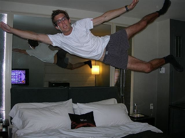 Прыжок мужика в кровать