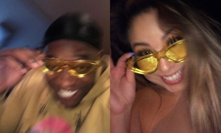 Негр в очках улыбается