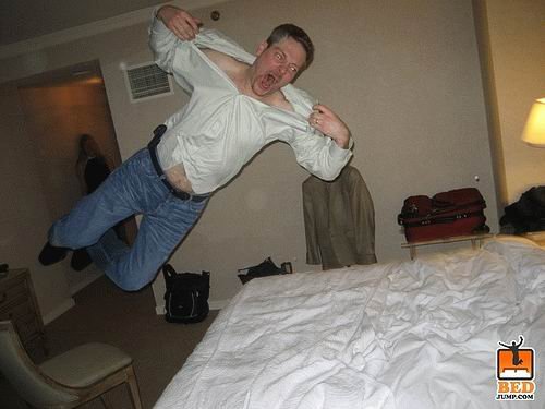 Падать на кровать