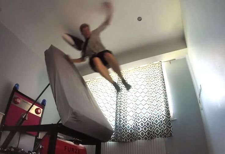 Потолок падает