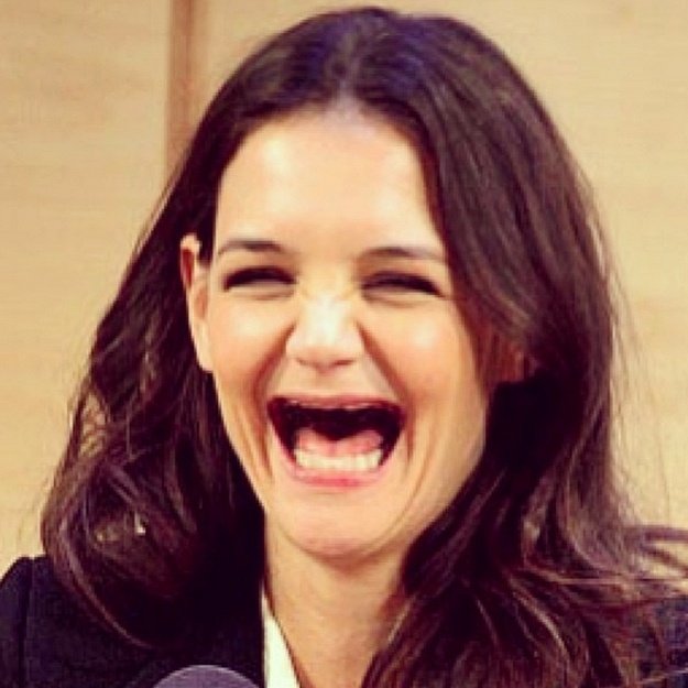 Красивая девушка без зубов