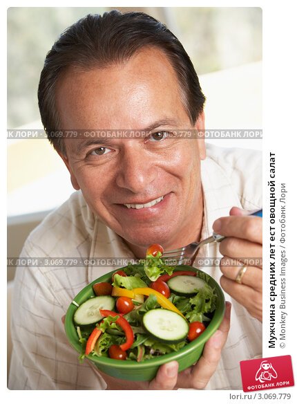 Мужик ест салат и говорит спасибо