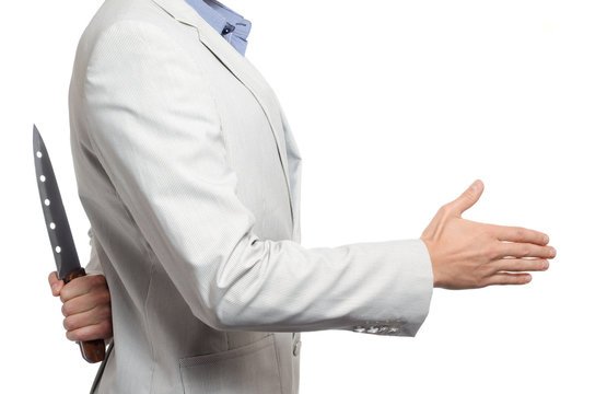 Нож за спиной