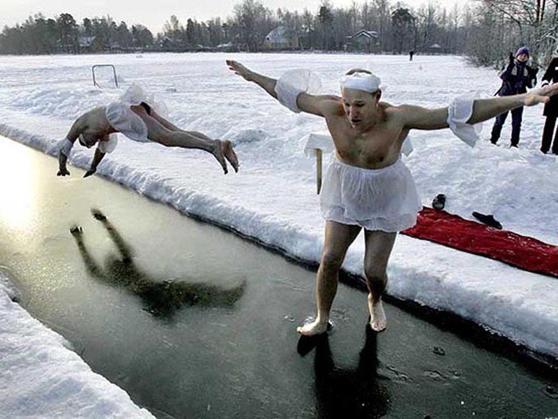 Смешно ныряет в прорубь
