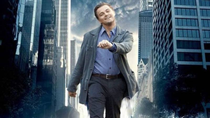 Лео ди Каприо шагает