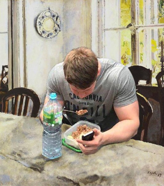 Мужчина ест гречку