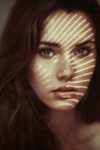 Лицо девушки в тени