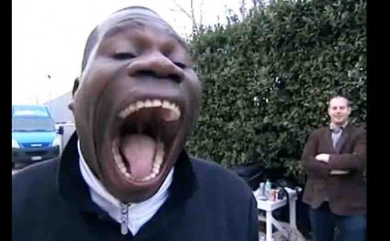 Человек открыл рот