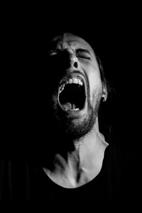 Человек кричит