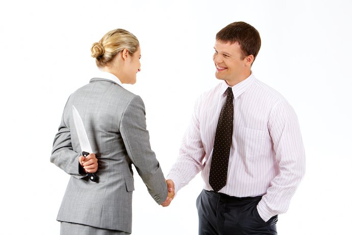 Держит за спиной