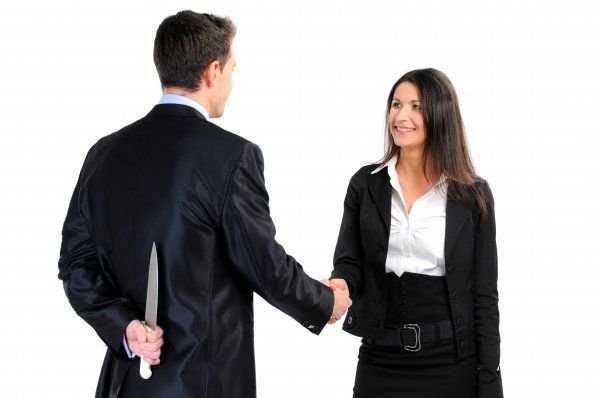 Нож за спиной